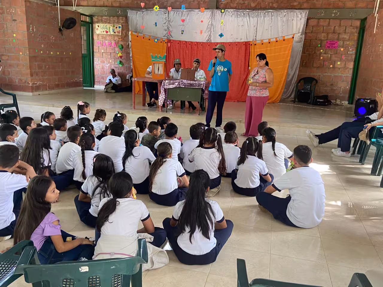 Niños participando en teatro